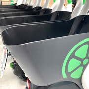 座れる電動キックボード カゴ