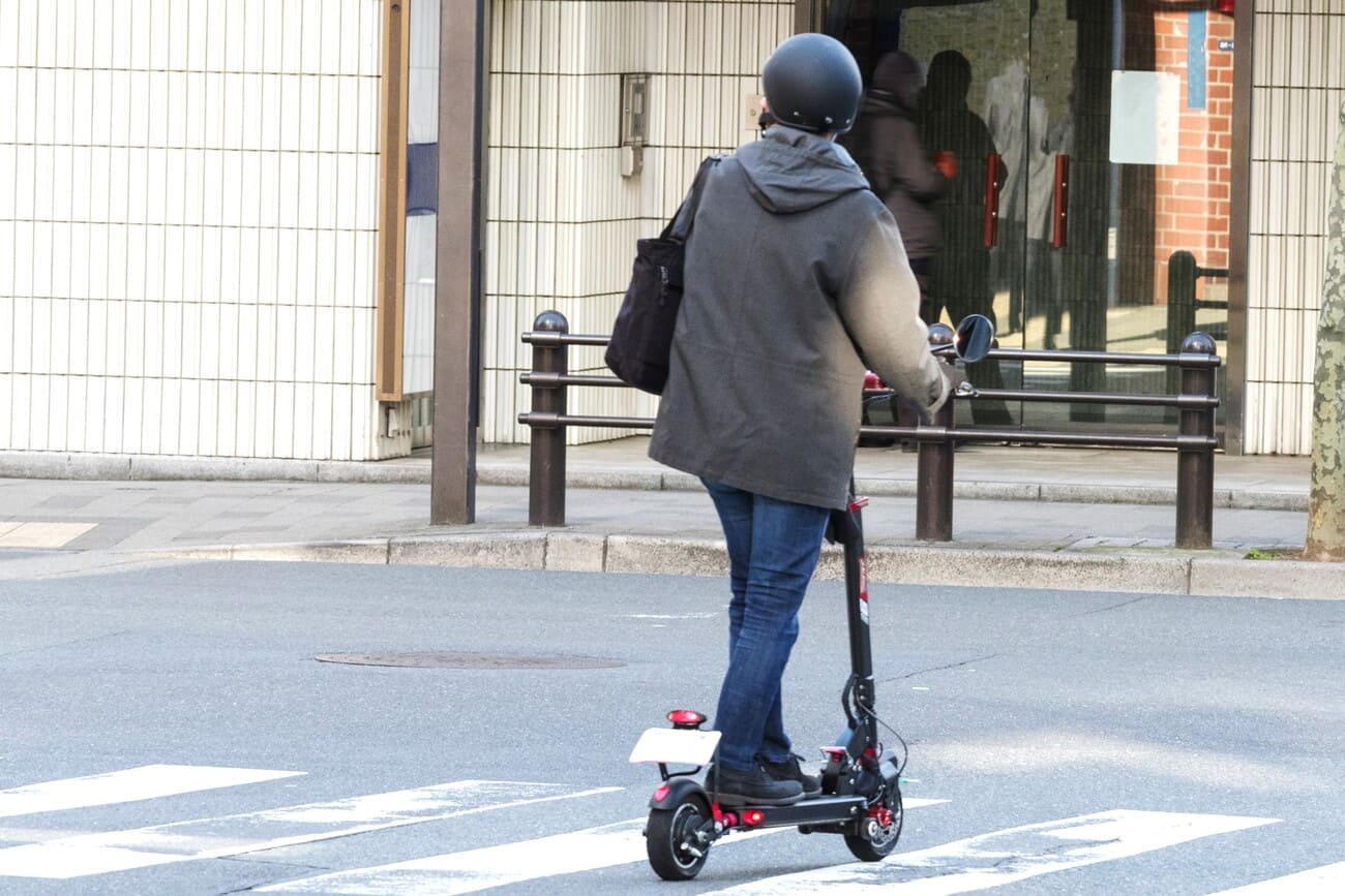 電動キックボード 歩道
