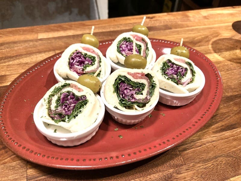 ケータリング料理 生ハムと野菜の食パンロールピンチョス